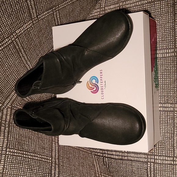 Clarks Sillian Sway Boots - Picture 2 of 9